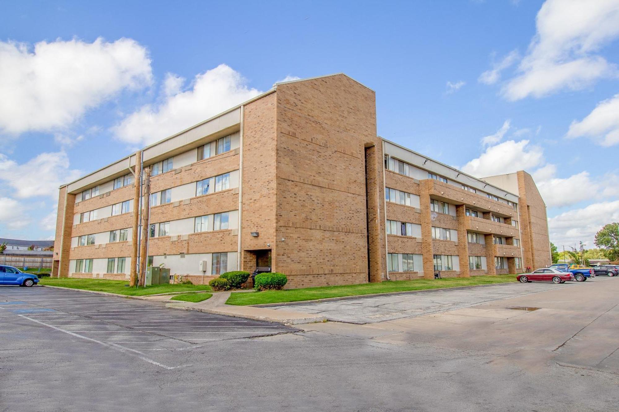 Tulsa Square Hotel Central, I-44 By Oyo Eksteriør bilde