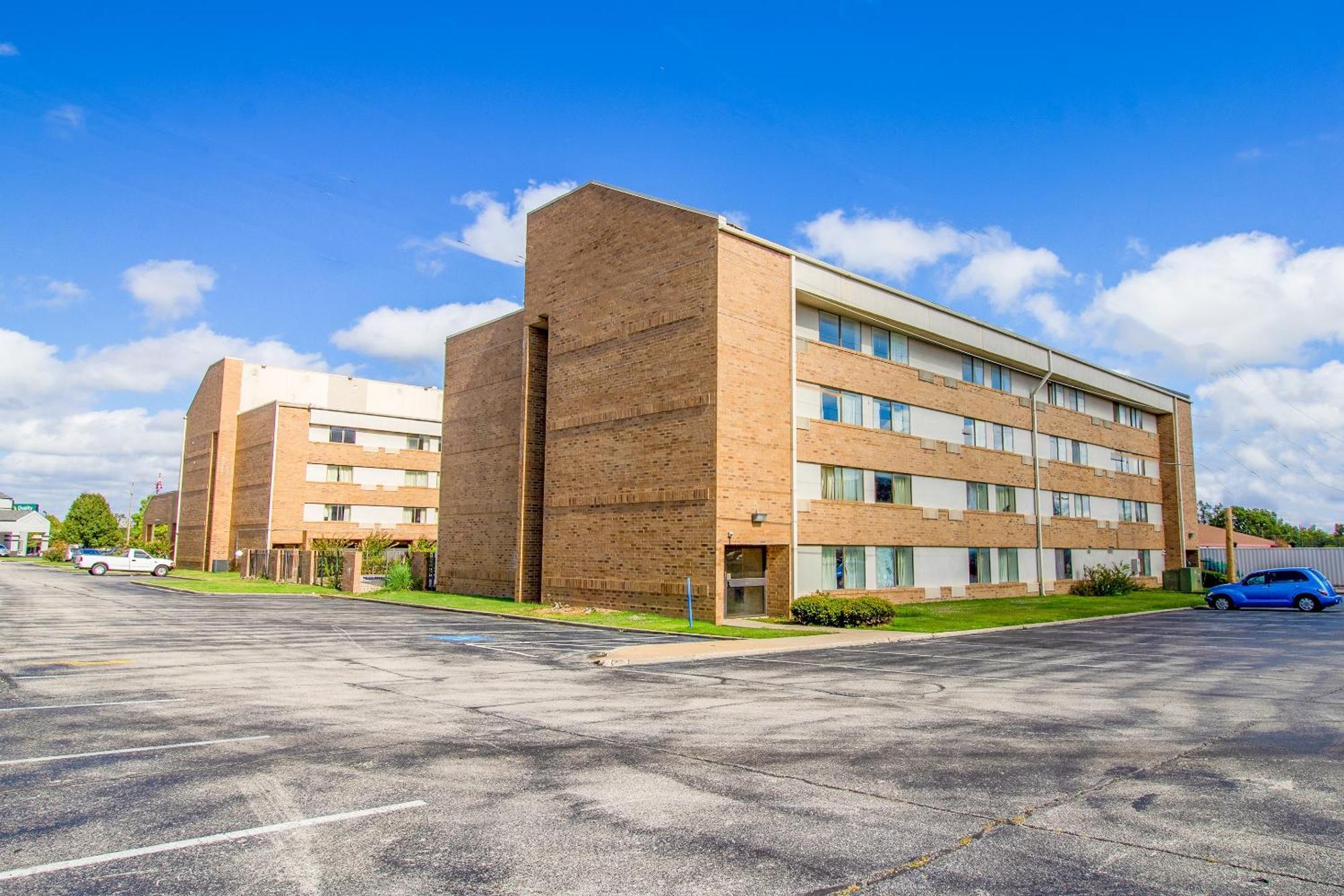 Tulsa Square Hotel Central, I-44 By Oyo Eksteriør bilde